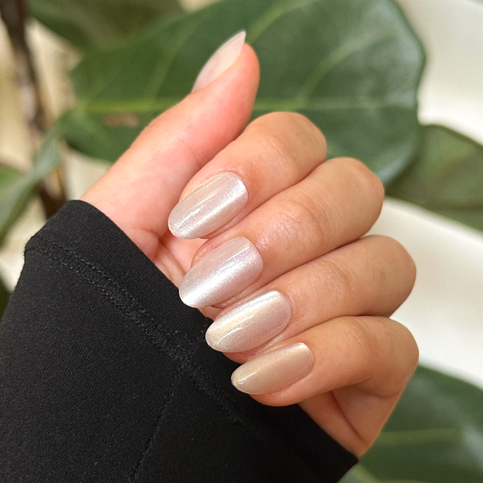 CDJ Velvet - Press-On | Medium | Oval nail set in neutral shimmery grey-beige with a soft velvet texture on hand indoors