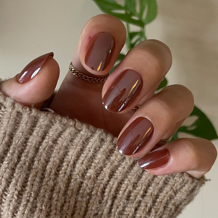 Cocoa Chrome - Press-On | Short | Round dark chocolate short round press-on nails with shiny chrome finish on hand